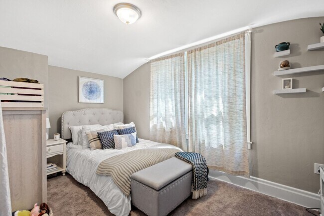 Building Photo - Sensational 2 bedroom home in Beechview available May 1!