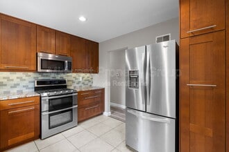 Building Photo - 438 Bush Dr