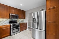 Building Photo - 438 Bush Dr