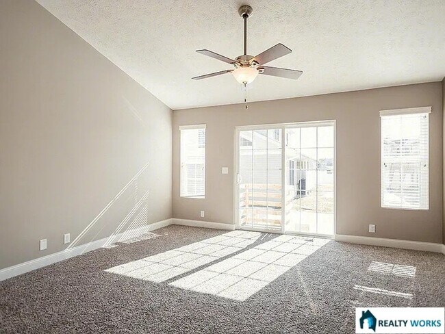 Building Photo - Spacious 4 Bed, 3 Bath Townhome with finished Basement