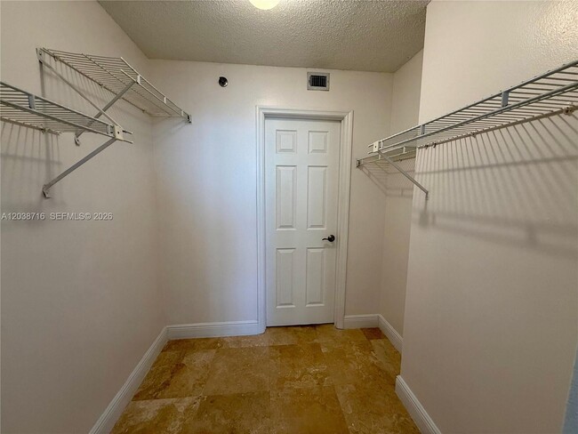 Building Photo - 770 Claughton Island Dr