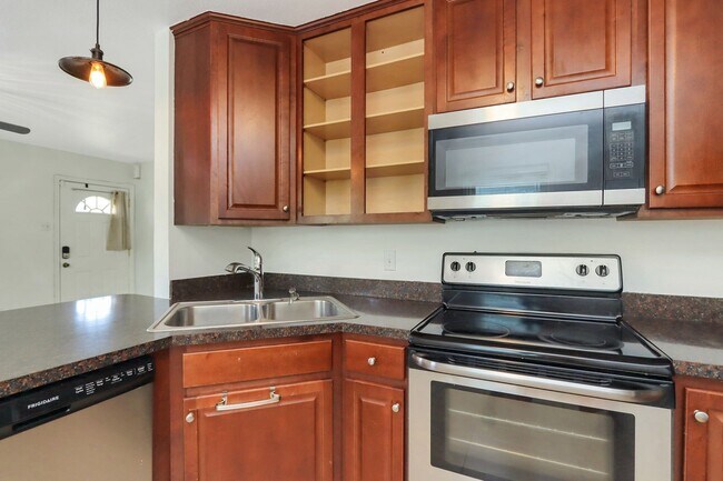 Building Photo - 1914 Somerville Dr