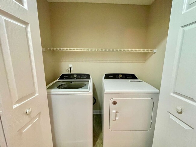 Building Photo - Charming 3-Bed Haven With 2.5 Baths In Fay...