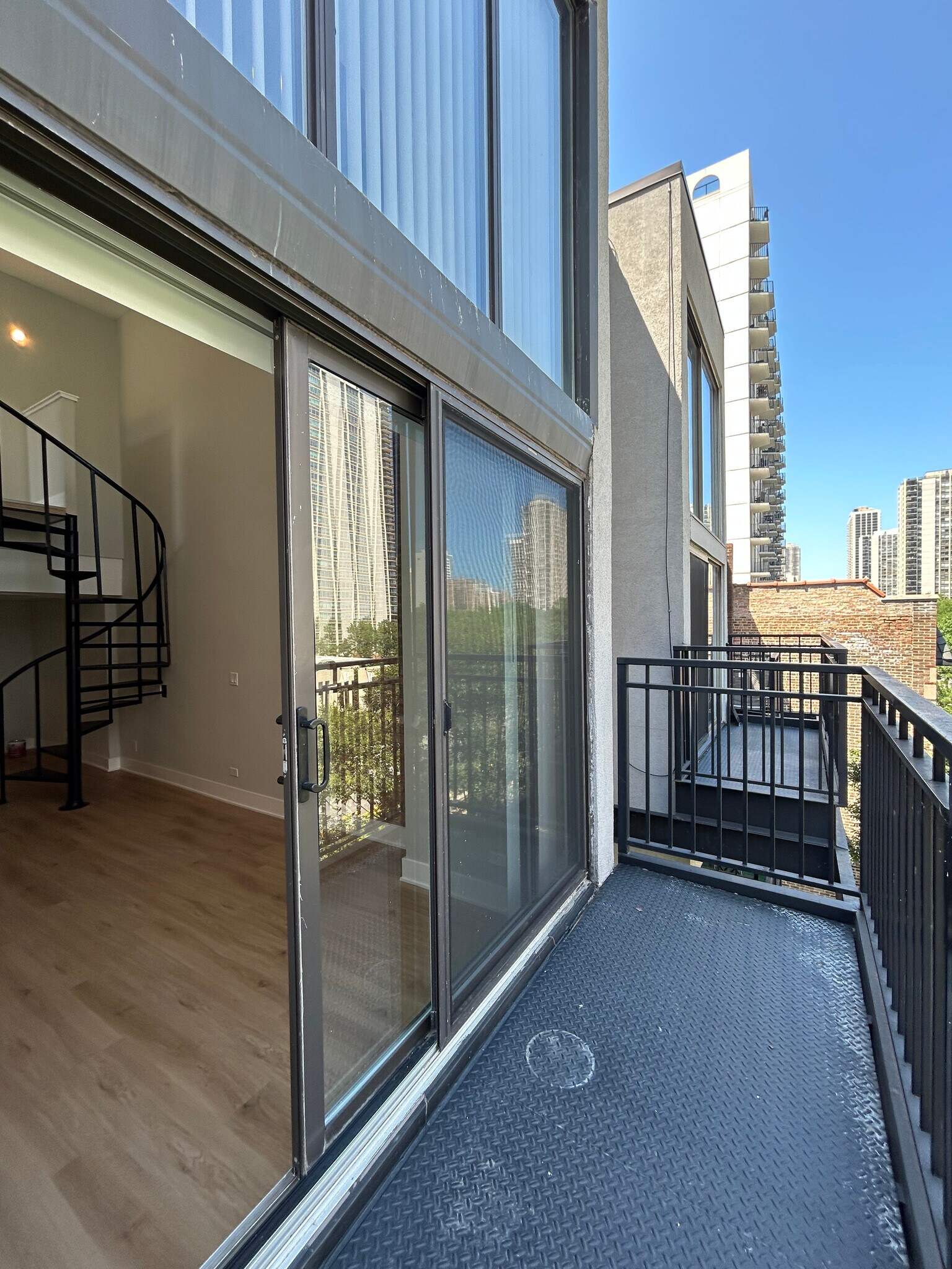 Building Photo - 1214 N La Salle Dr