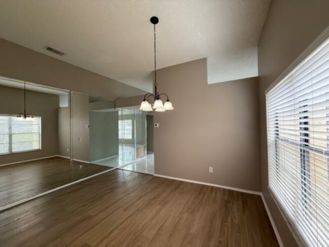 Building Photo - LARGE 3 Bed-Family Room-Screen Porch &amp;...