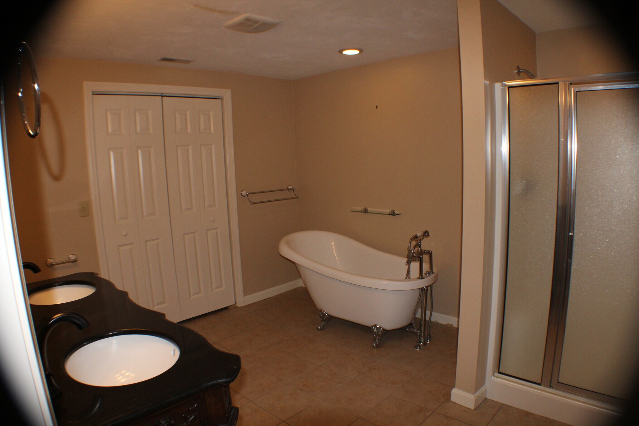 Large Full Bathroom - 11B Abigail Dr