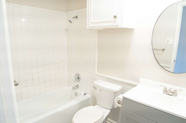Building Photo - Updated 3 Bed 2 Bath Duplex!!