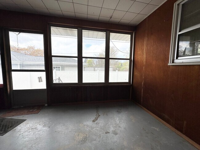 Building Photo - 490 St Bernard Dr