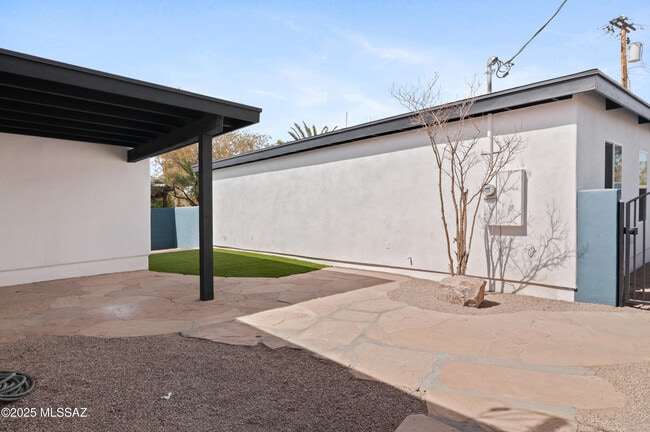 Building Photo - 1815 E Waverly St