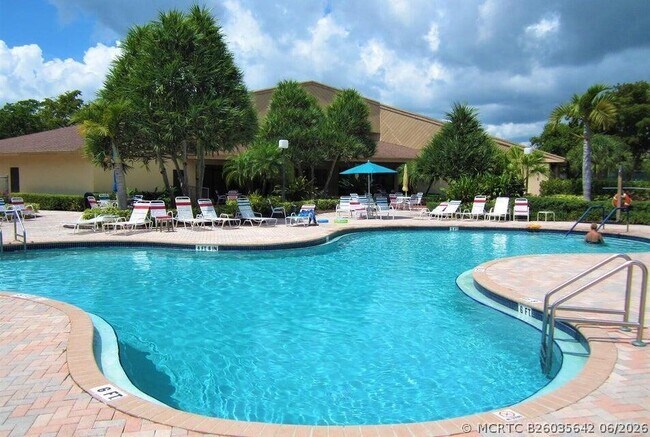 Building Photo - 450 Egret Cir