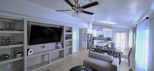 Building Photo - 624 S Vaughn Ave