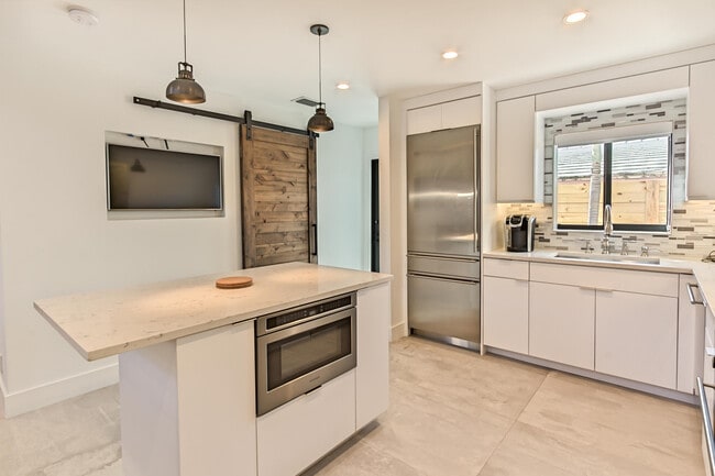 Building Photo - 1955 NE 4th St