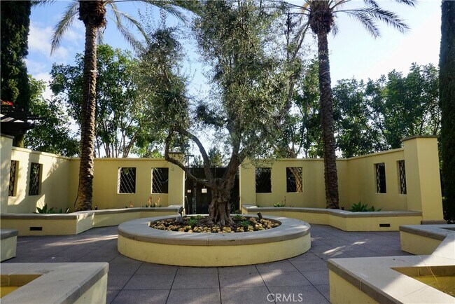 Building Photo - 72 Chantilly-