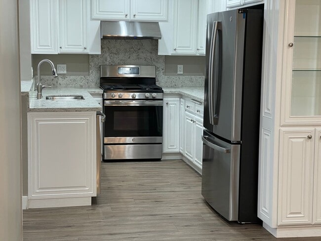 Building Photo - 5-Bedroom Carson 2-Story Home