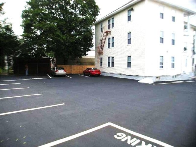 Building Photo - 690 Elm St