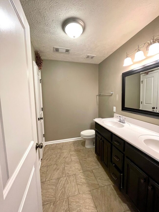 Building Photo - Where style meets comfort