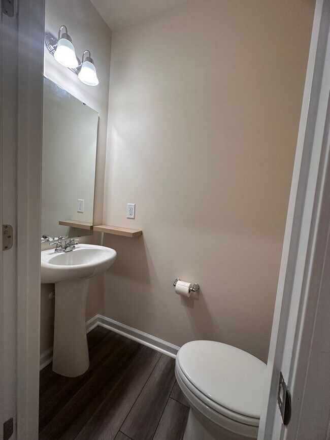 Building Photo - 3BR 2.5BA Townhome in High Point