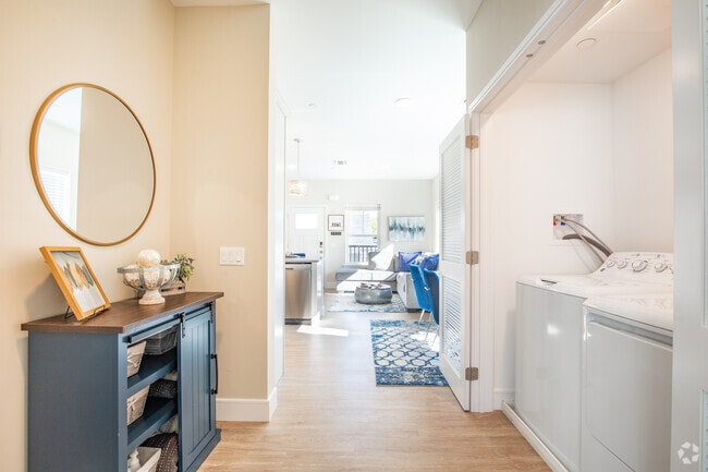 1 BR, 1 BA - 818 SQFT - Northridge Square