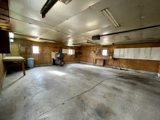 Building Photo - 913 W 8th St