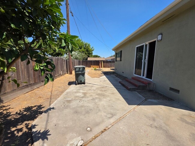Building Photo - 4 bedroom single story near freeway & shop...