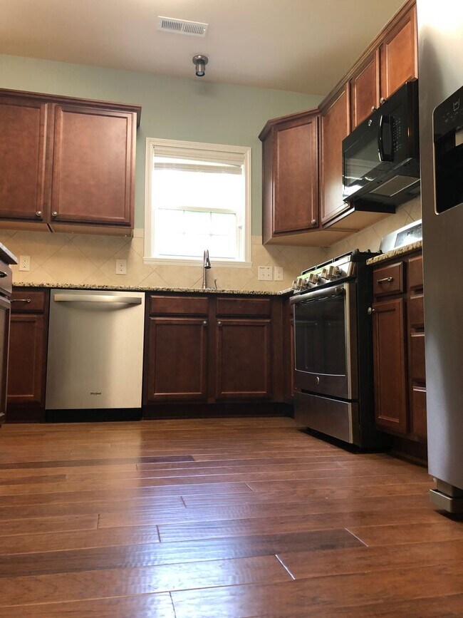 Building Photo - Stunning 3 bedroom, 2 1/2 bath 2 story home