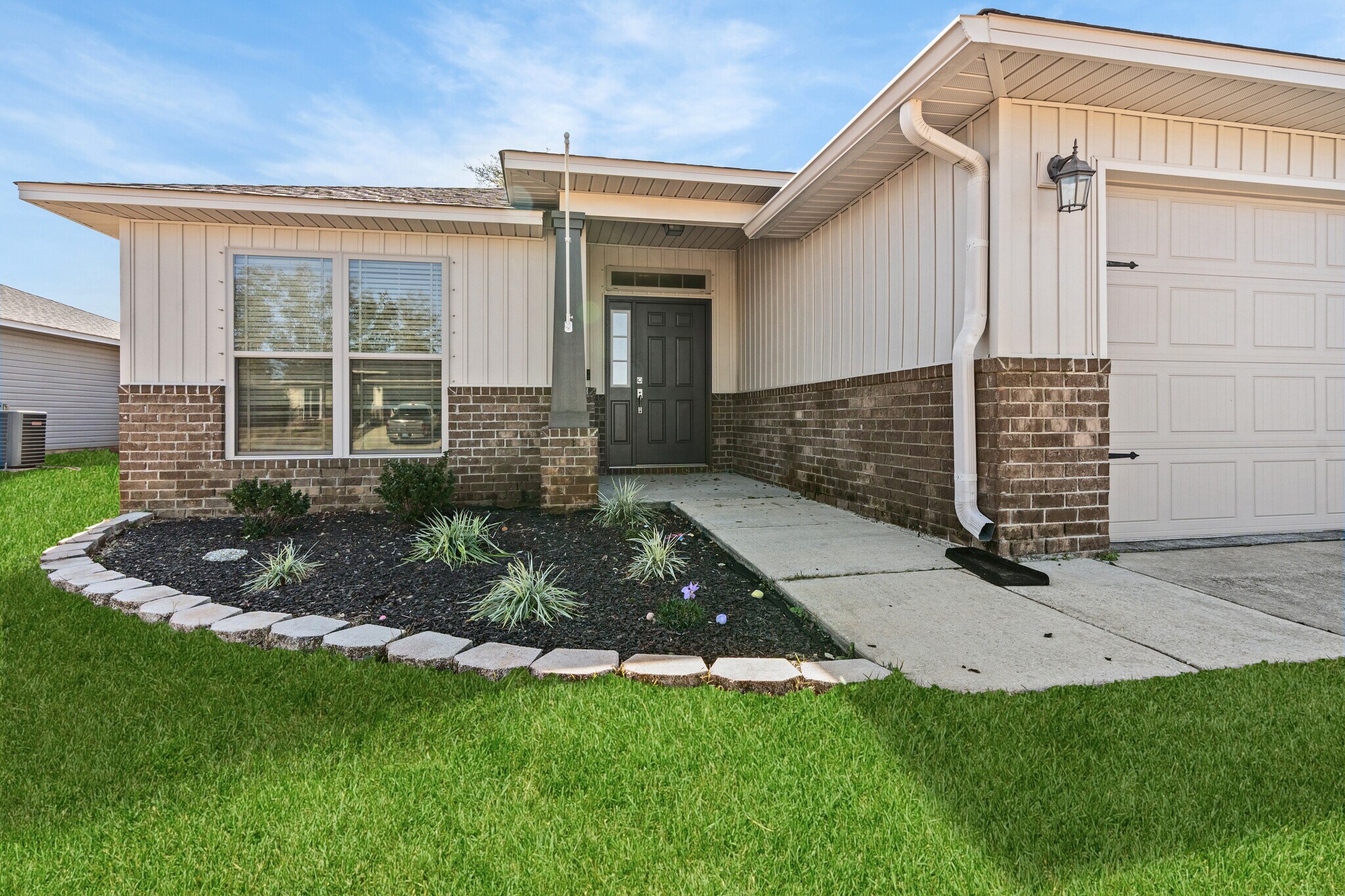 Building Photo - 5555 Peach Dr