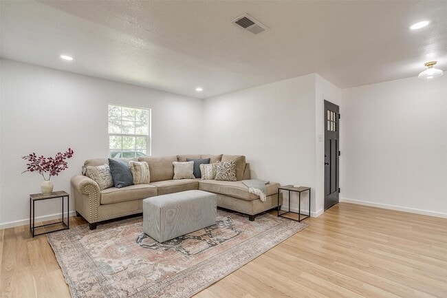 Building Photo - 1701 Larkspur Dr