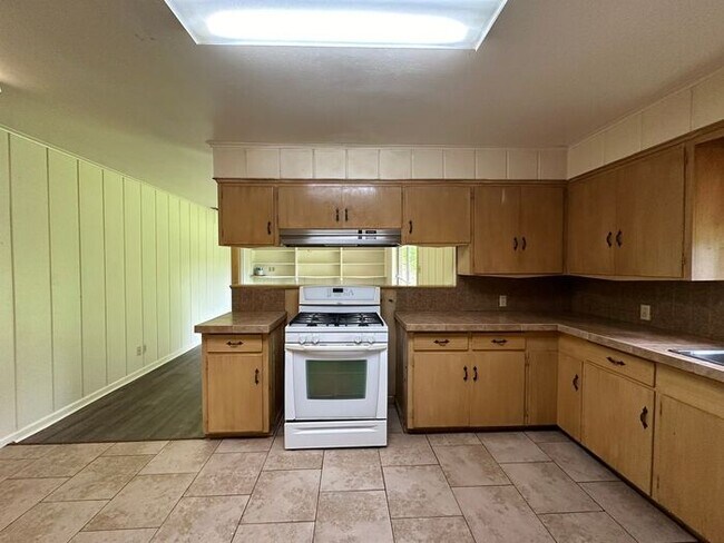 Building Photo - Available Now! Beautiful 3 Bed 2 Bath in t...