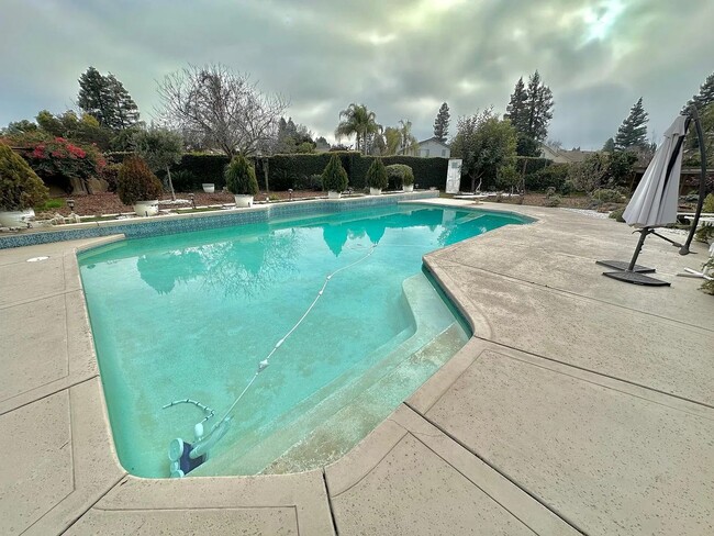 Building Photo - 5701 W Country Ave