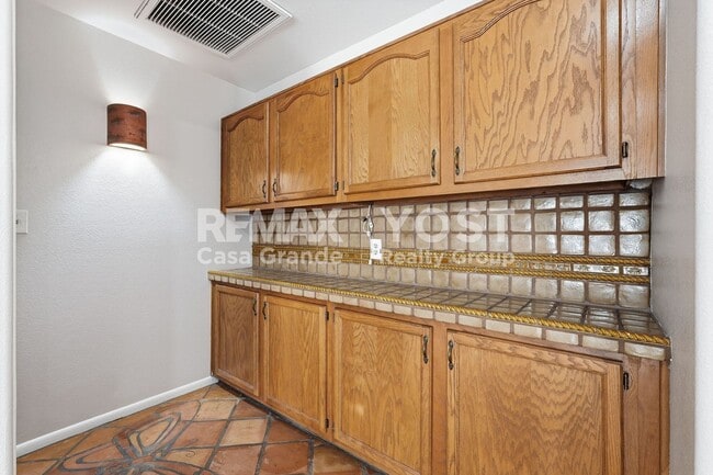 Building Photo - Where Character Takes Center Stage! Now Offering $500 Off First Month’s Rent!