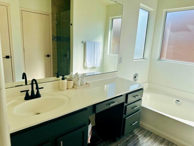 Building Photo - 2745 E Hartford Ave