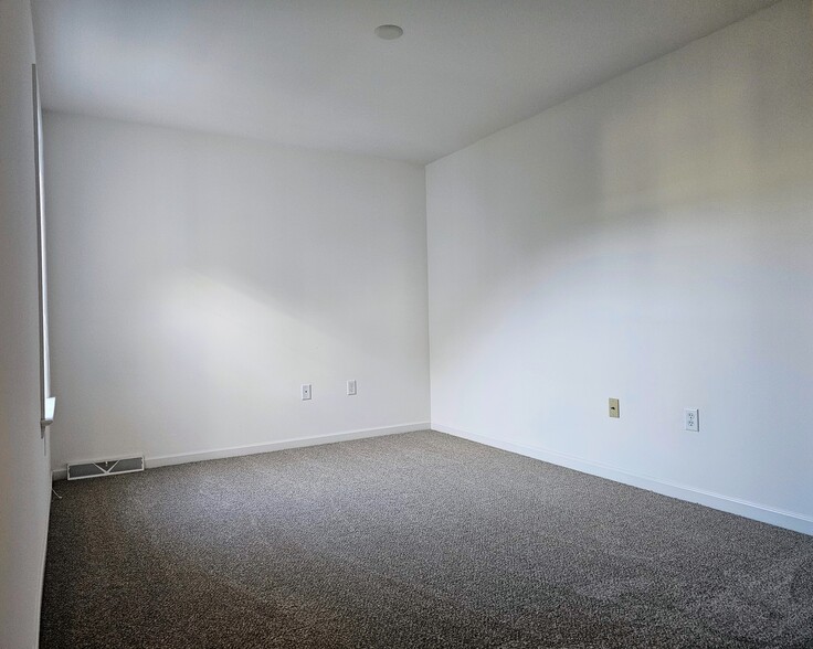 Building Photo - 701 Brentwood Dr