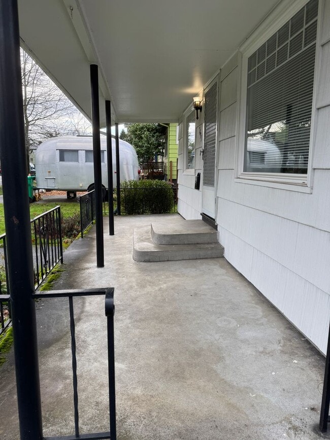 Building Photo - Charming 2 Bedroom 1 Bathroom Located in the Heart of the Beaumont-Wilshire Area!!