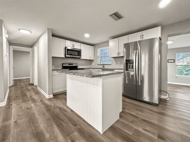 Building Photo - Coastal Waterfront Living in Apollo Beach – 3 Bed | 2 Bath