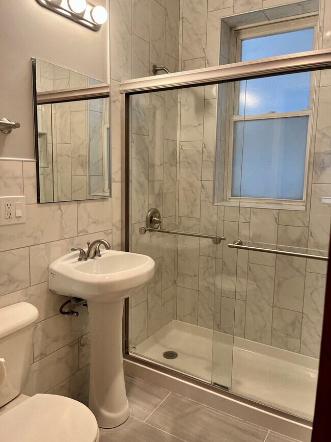 Bathroom - 4344 N Albany Ave