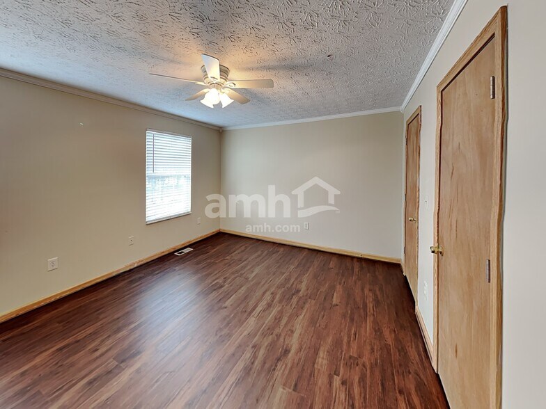 Building Photo - 472 Greenhill Dr