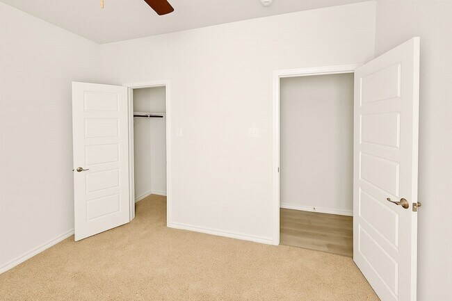 Building Photo - 7505 Paramount Dr