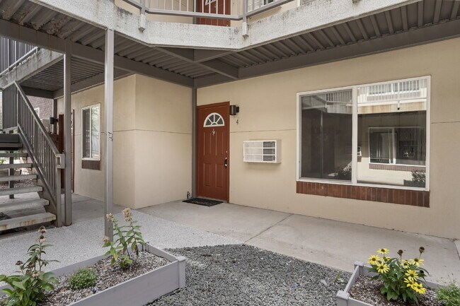 Building Photo - Updated Apartment in The Heart of Jefferson Park