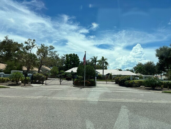 Building Photo - Fabulous 2BD/2BA/2CG- Available ANNUALLY at $2,200/mo OR SEASONALLY at $4,200/mo