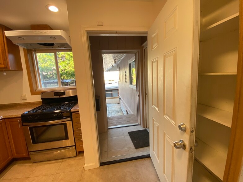 Kitchen entrance - 3708A Claudine St