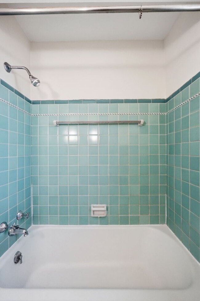 Building Photo - Charming Covedale Duplex