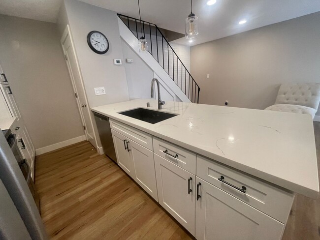 Building Photo - Beautifully Updated Townhouse in Madison V...