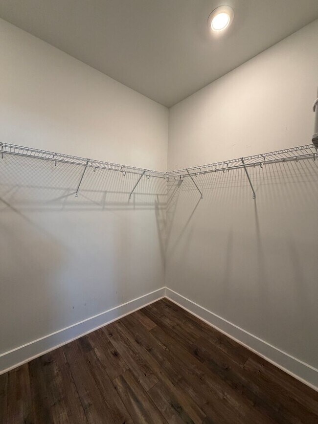 Building Photo - Midtown Townhouse