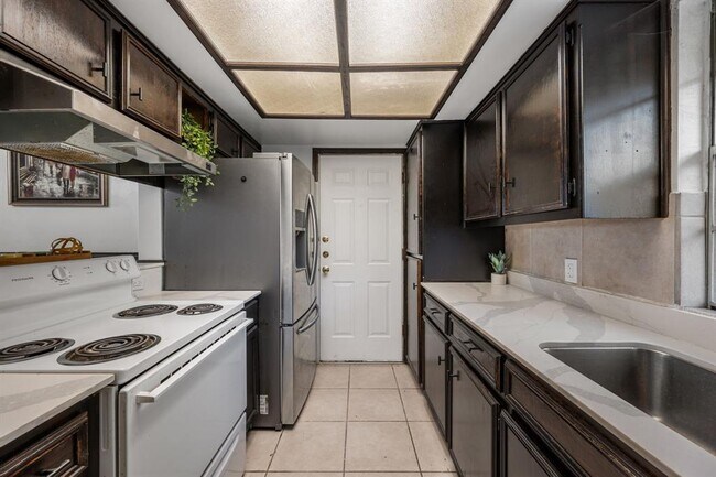 Building Photo - 13200 Running Doe Ln