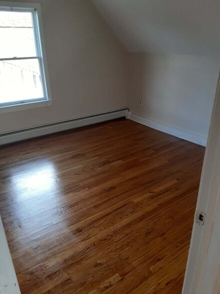 Building Photo - 184 Thames St