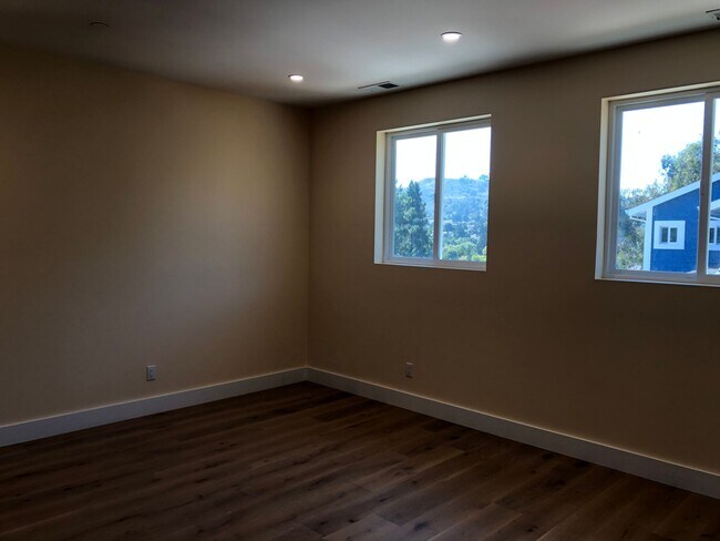Building Photo - 463 La Paloma Rd
