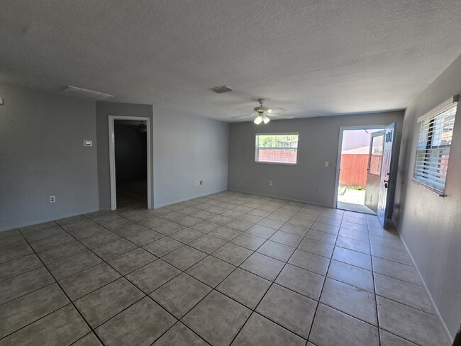 Building Photo - 2 bed, 2 bath duplex in New Port Richey