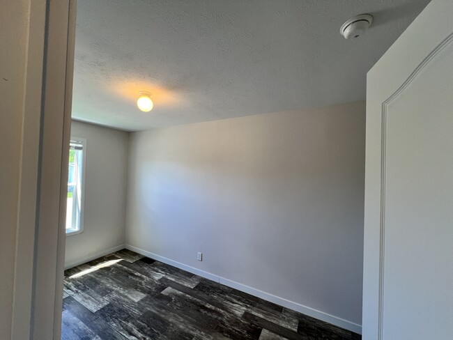 Building Photo - 27 Beejay Dr