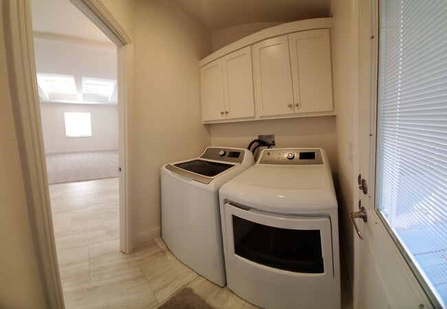 Building Photo - 25918 Meadowmist Dr