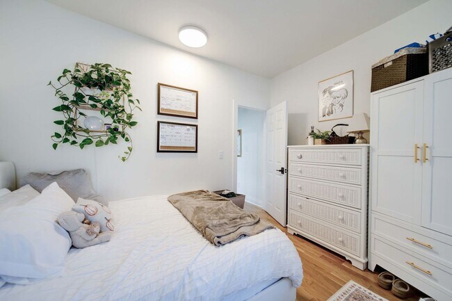Building Photo - Ultimate 6-Bedroom House with Spacious Liv...